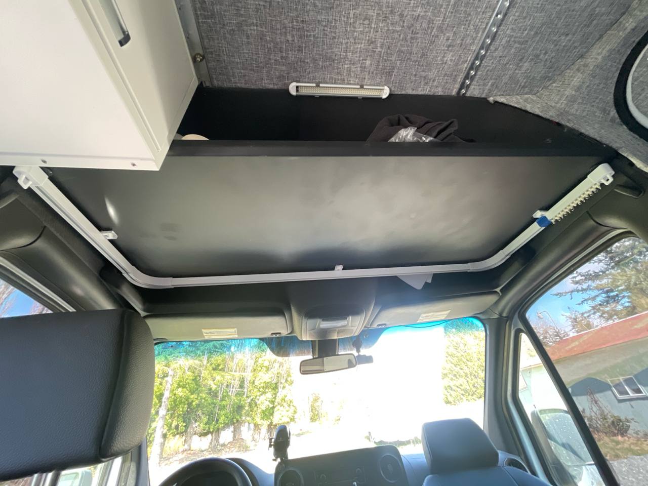 Estante de almacenamiento con riel para cortina para el techo de la Sprinter